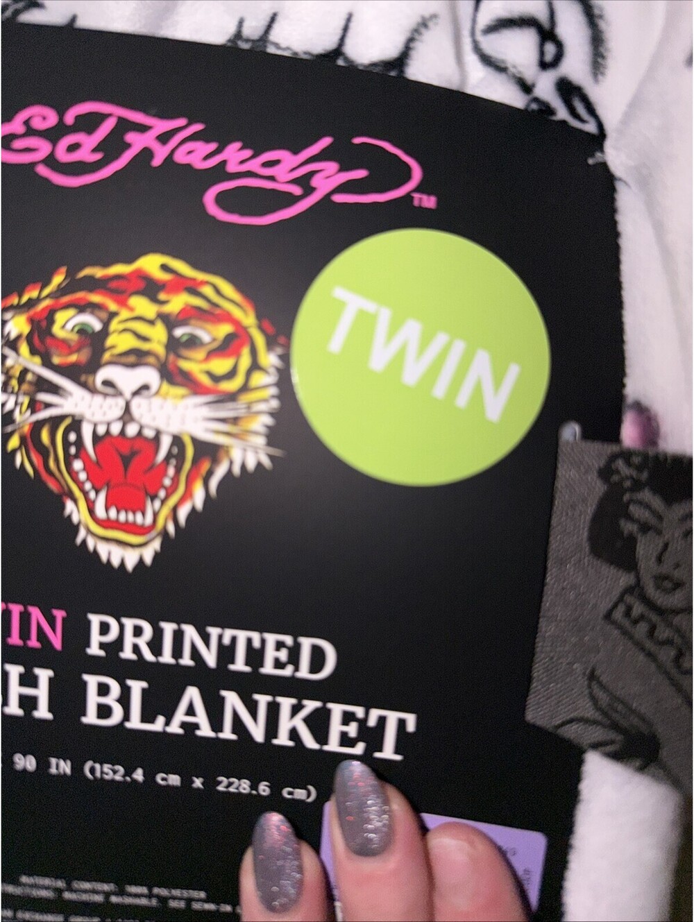 Ed Hardy Twin Plush Blanket Skull Heart Tattoo White 60x90 NWT - Picture 7 of 7